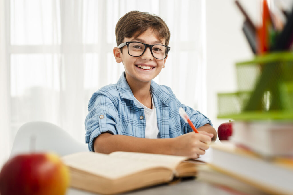 Niño usando gafas de desenfoque para el control de miopía